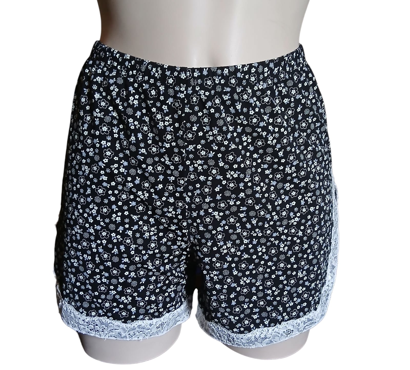 pigiama a fiorellini bianchi