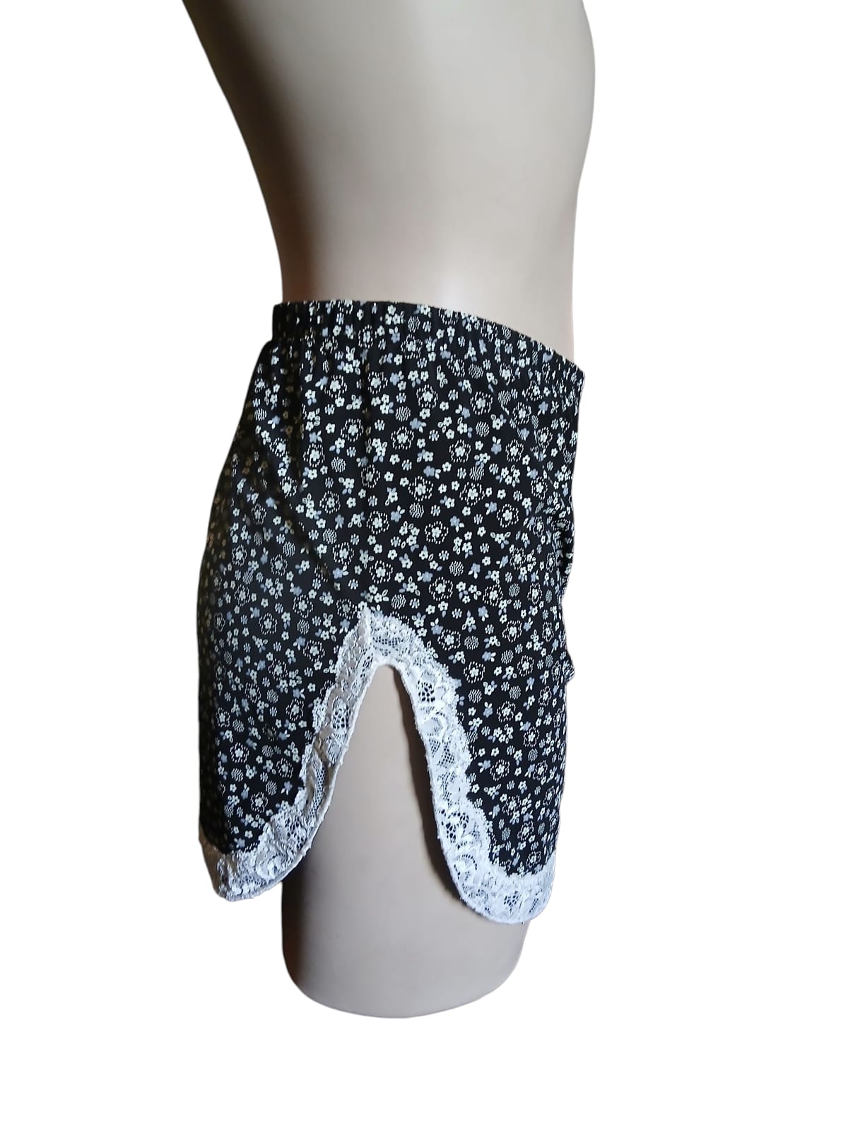 pigiama a fiorellini bianchi